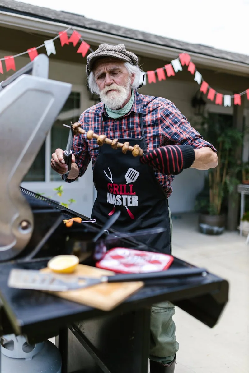 直播策划现场，工作人员正在调试灯光与摄像设备